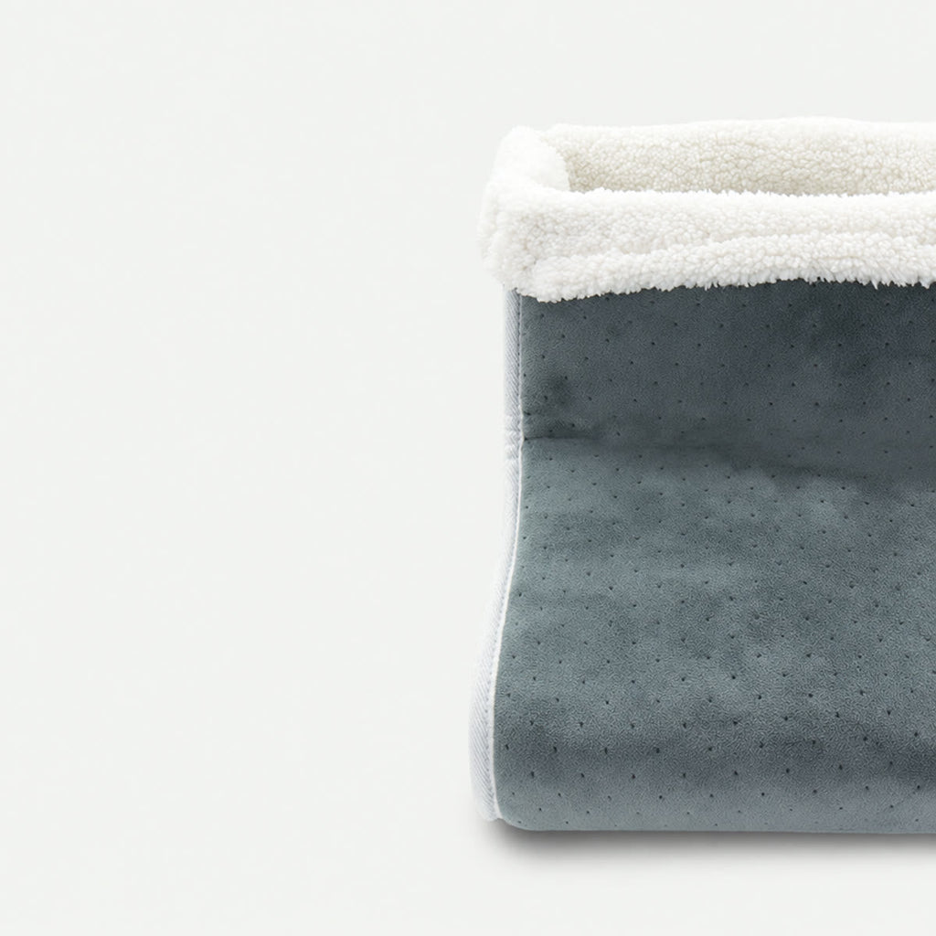 Close-up van de gestippelde fleece en de witte sherparand bovenaan