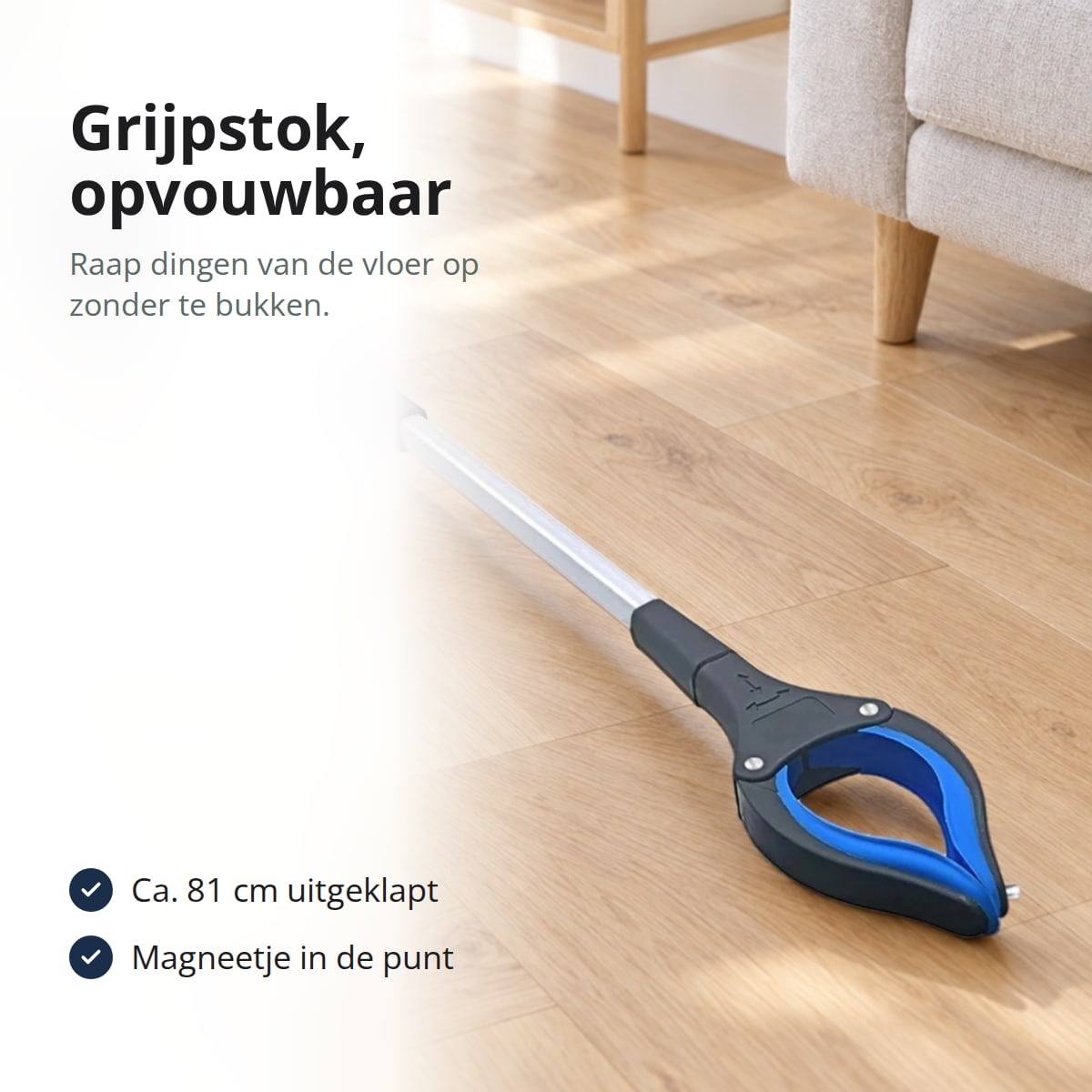 Opvouwbare grijpstok in blauw en zwart op een lichte eikenhouten vloer, met de tekst: grijpstok, opvouwbaar, raap dingen van de vloer op zonder te bukken; ca. 81 cm uitgeklapt; magneetje in de punt van de klauwen