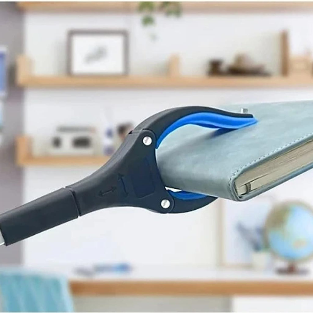 De grijpstok pakt een notitieboek van een plank in de woonkamer