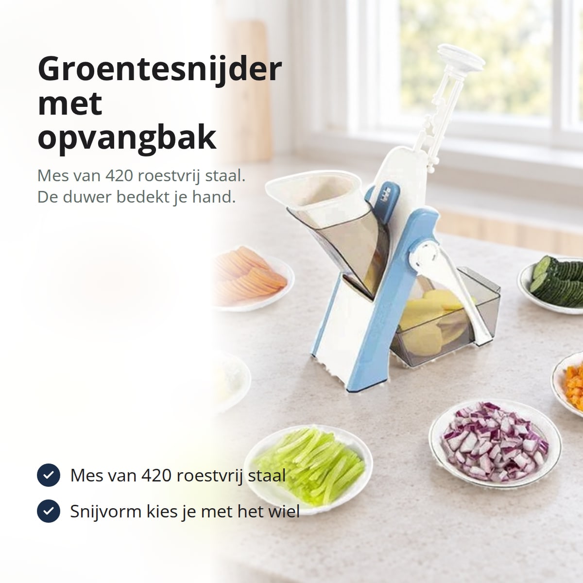 Groentesnijder met opvangbak op een aanrecht met gesneden groenten in schaaltjes