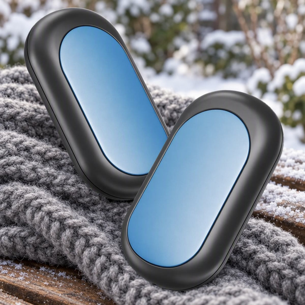 Koningsblauwe oplaadbare handwarmer in twee helften op een grijze wollen sjaal buiten in de sneeuw