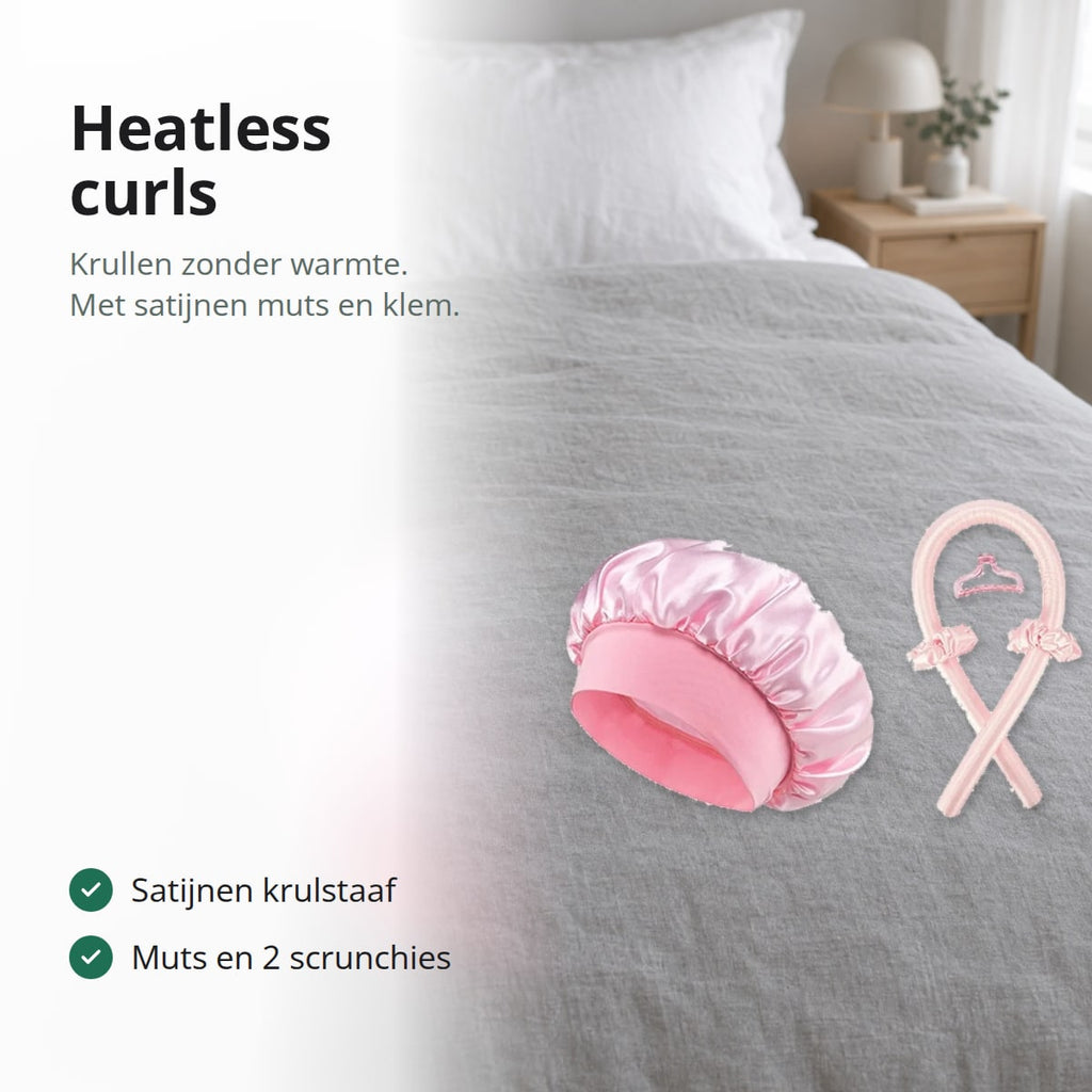 Heatless curls set van roze satijn met krulstaaf, muts, scrunchies en haarklem op een bed