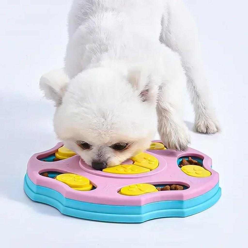 Wit hondje dat in het roze denkspel naar snoepjes zoekt