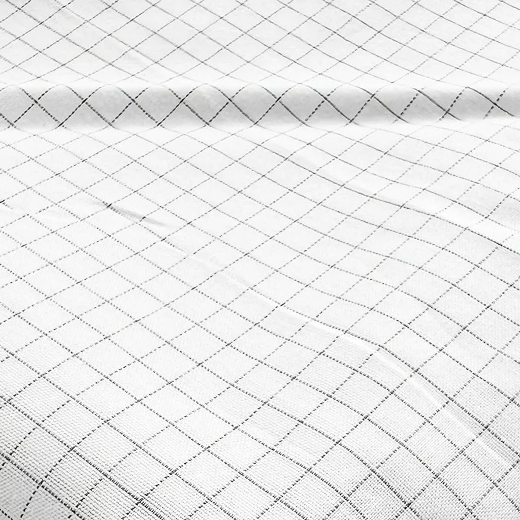Close-up van wit katoenen laken met zilverdraden in een ruitpatroon geweven