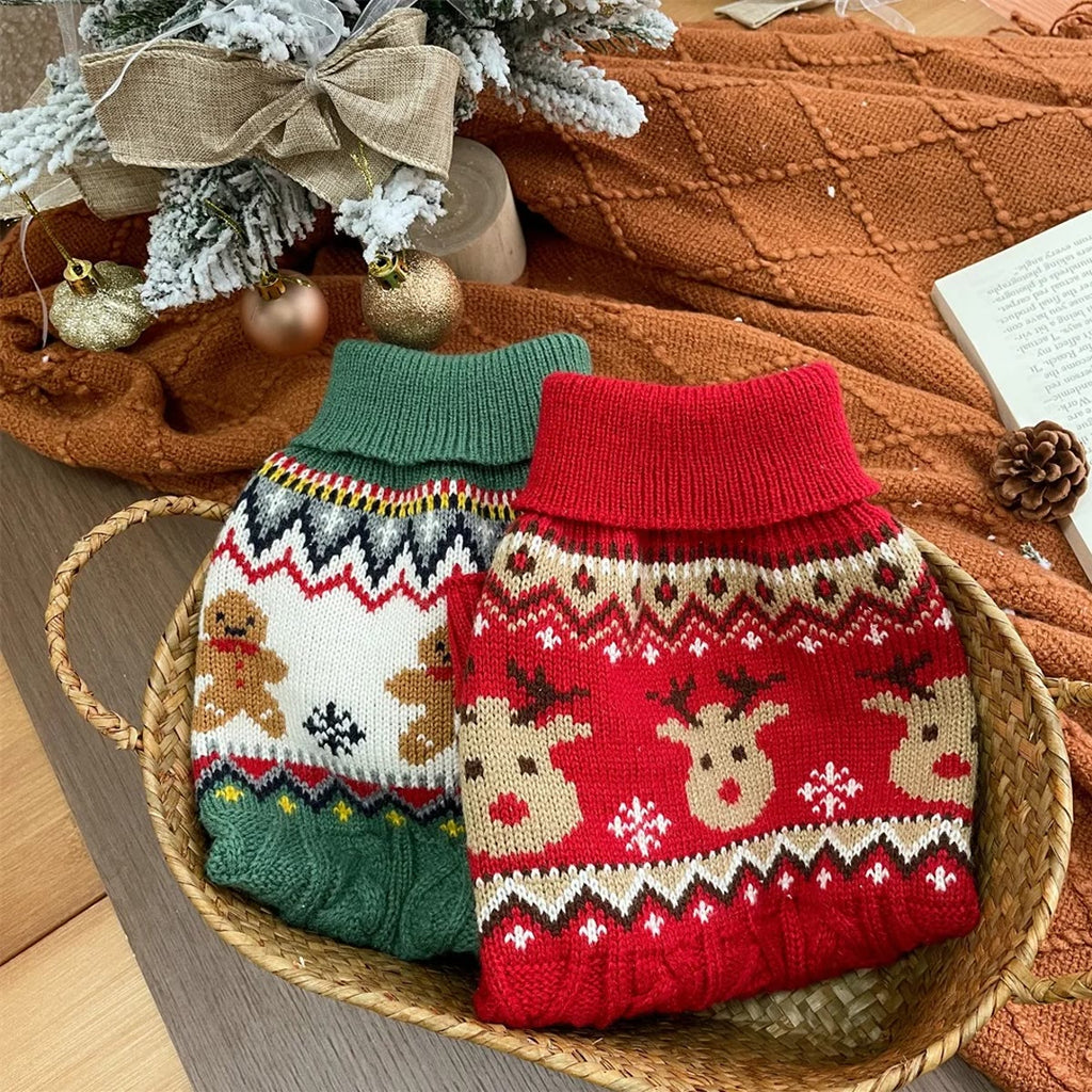 Groene en rode kersttrui voor honden in een gevlochten mand met kerstversiering eromheen