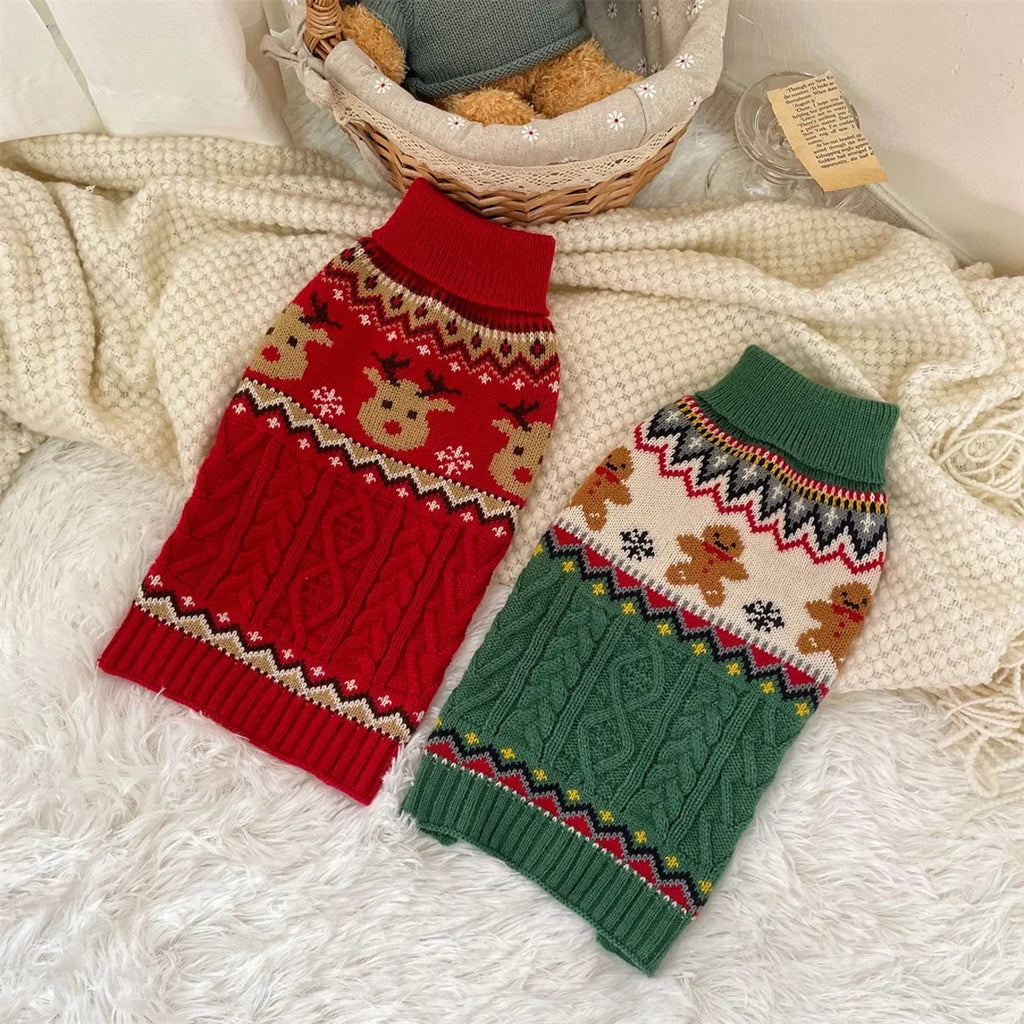 Rode kersttrui met rendieren en groene met peperkoekmannetjes plat neergelegd op een gebreid plaid
