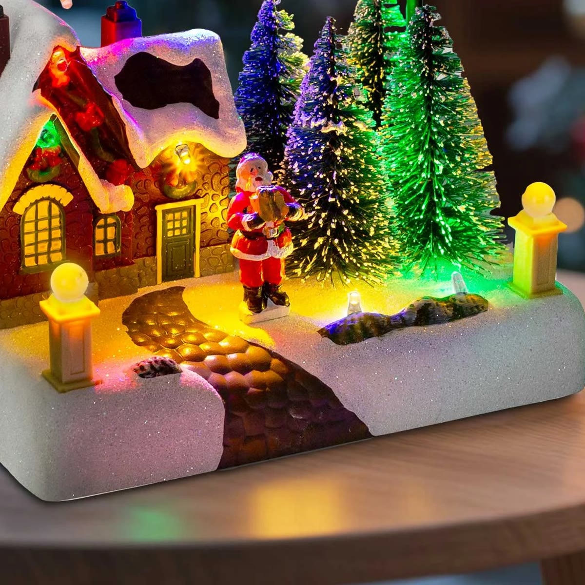 Close-up van het brandende kerstdorp, de lantaarnpalen geven warm licht langs de straat van kinderkopjes