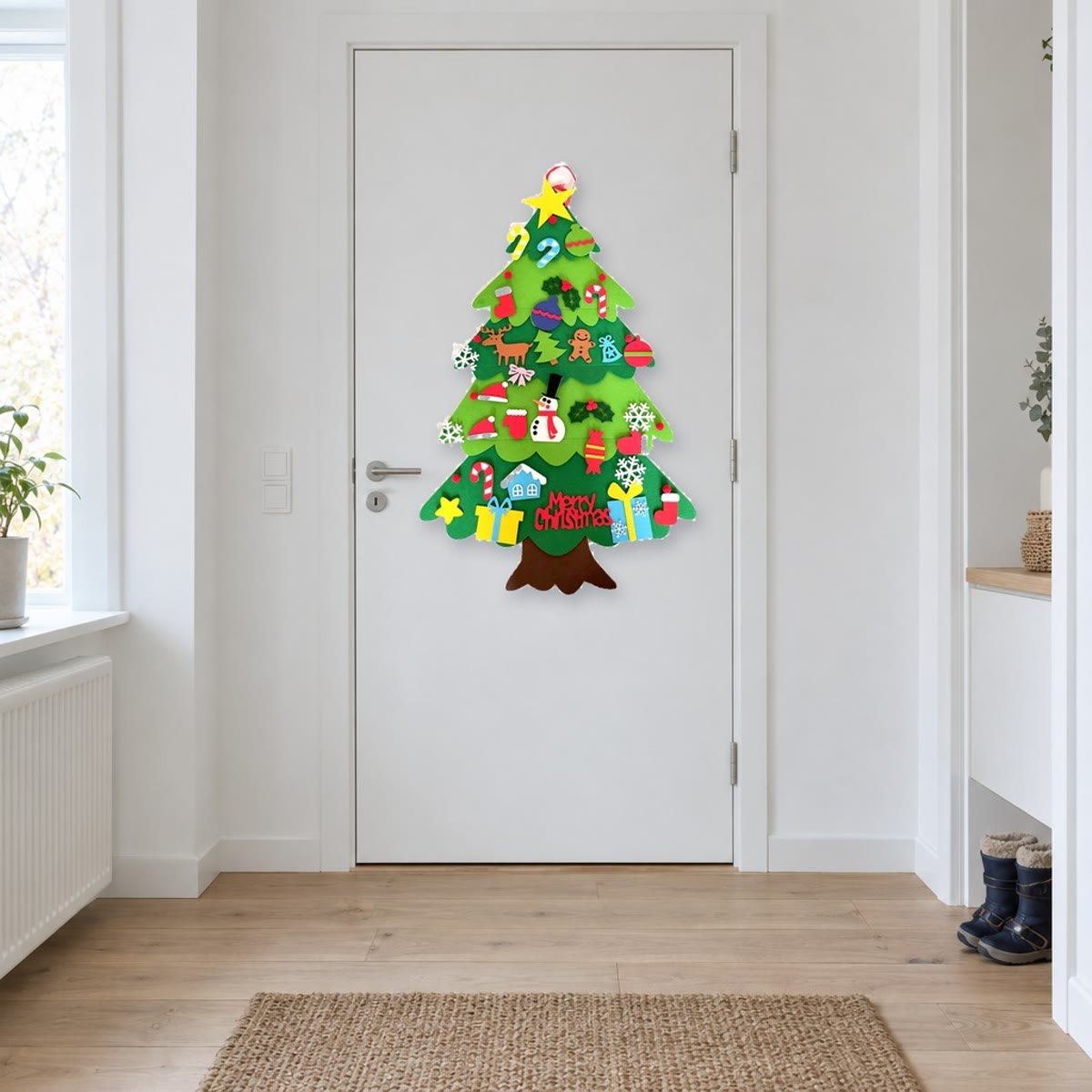 Vilten kerstboom aan een witte deur in een gang