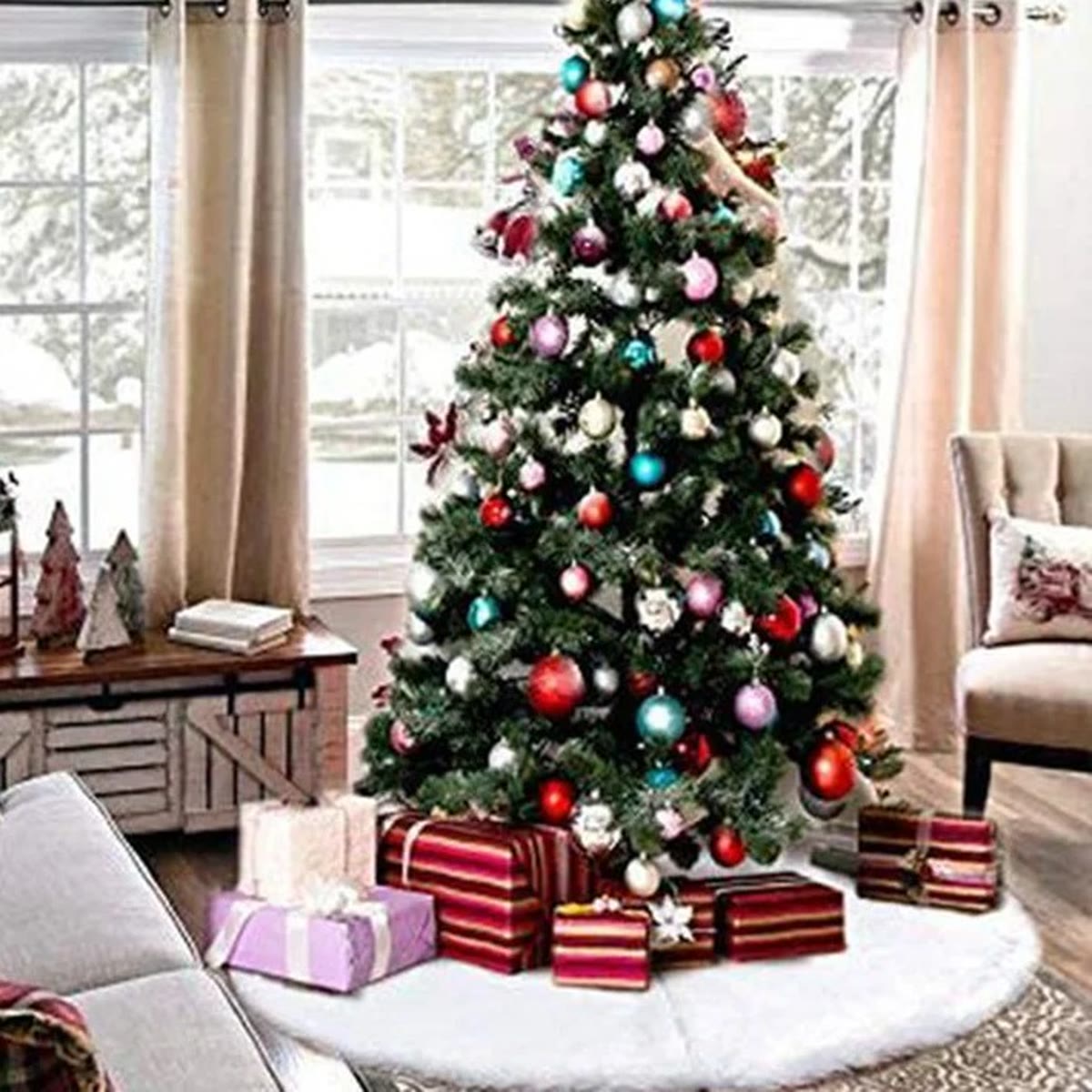 Witte kerstboomrok onder een versierde kerstboom met cadeaus in een woonkamer