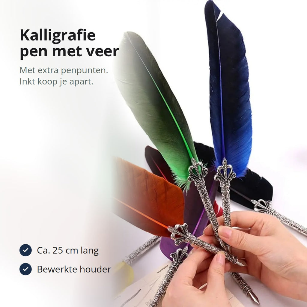 Verenpennen met gekleurde veren en zilverkleurige, bewerkte houders, vastgehouden in twee handen, met de tekst: kalligrafie pen met veer, met extra penpunten, inkt koop je apart, ca. 25 cm lang, bewerkte houder