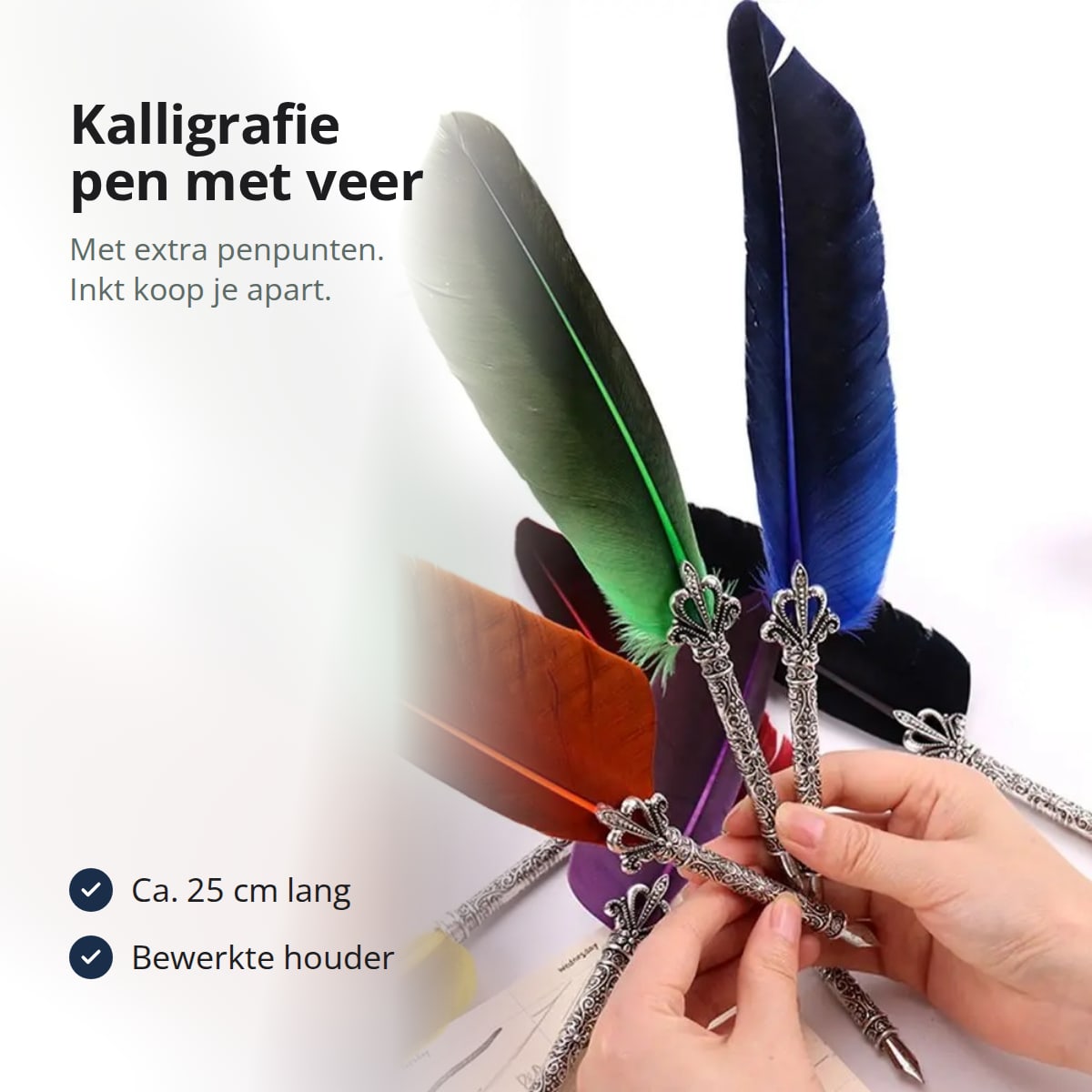 Verenpennen met gekleurde veren en zilverkleurige, bewerkte houders, vastgehouden in twee handen, met de tekst: kalligrafie pen met veer, met extra penpunten, inkt koop je apart, ca. 25 cm lang, bewerkte houder