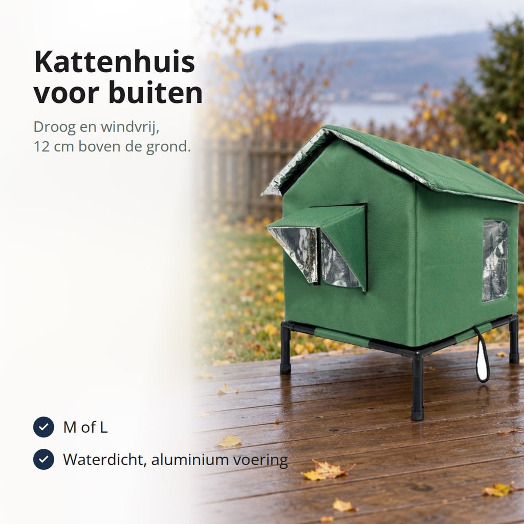 Groen kattenhuis op een standaard, op een terras in een tuin in de herfst