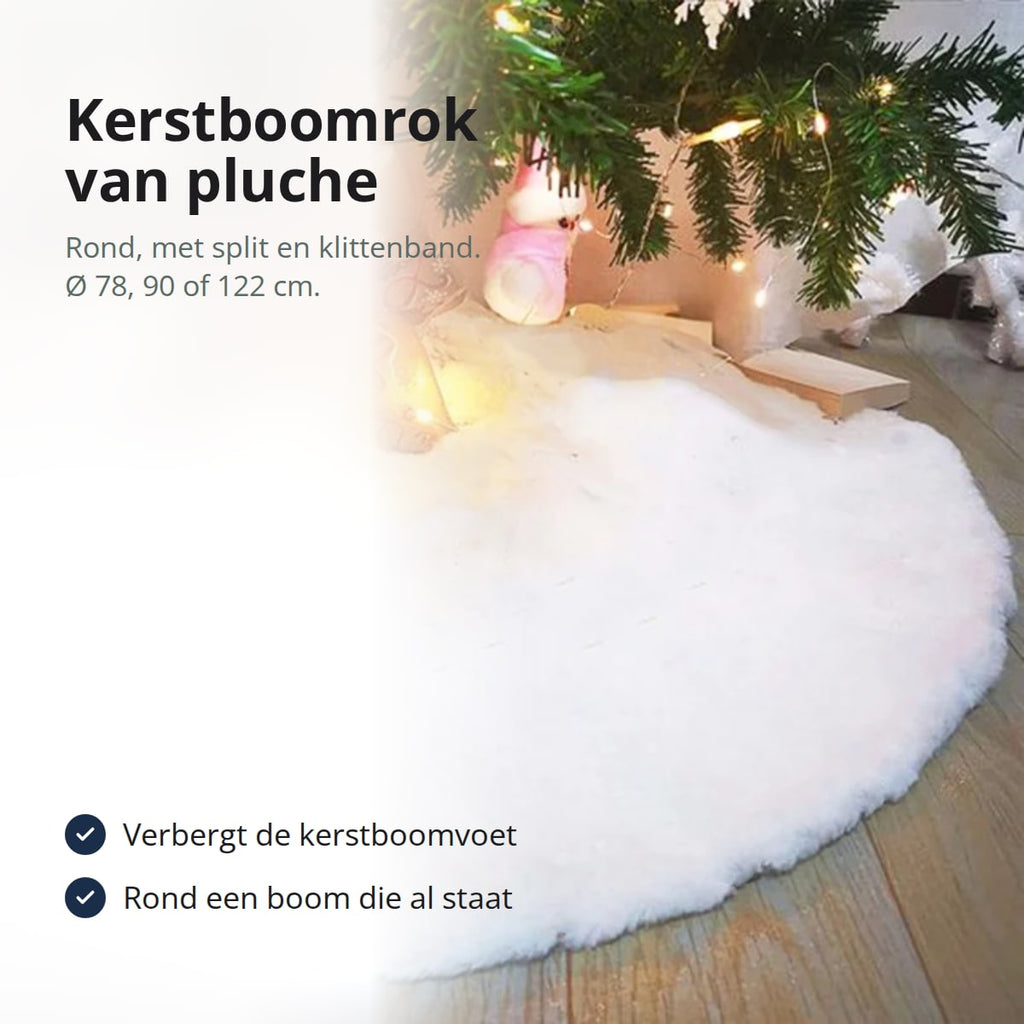Kerstboomrok van witte pluche rond de voet van een kerstboom, met tekst: verbergt de kerstboomvoet, rond een boom die al staat