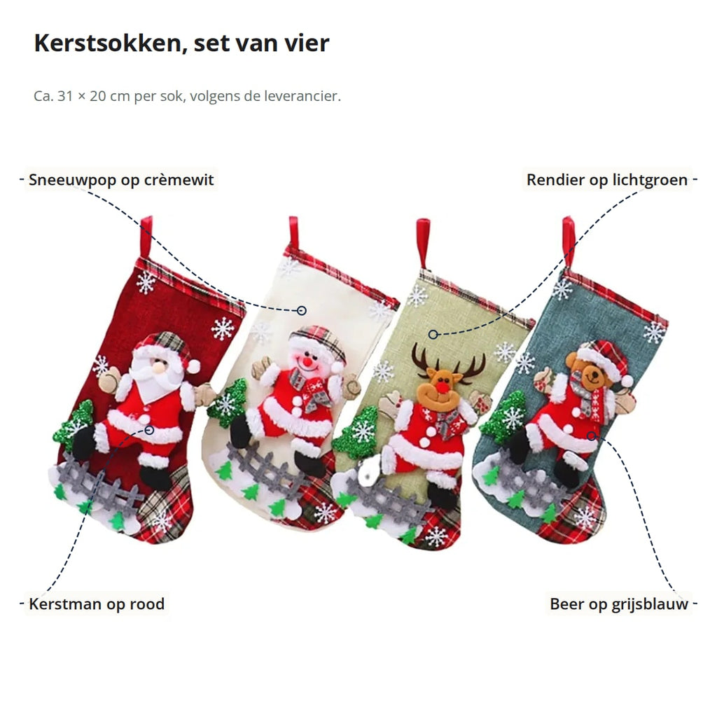 De vier kerstsokken met aanduidingen: sneeuwpop op crèmewit, rendier op lichtgroen, kerstman op rood en beer op grijsblauw