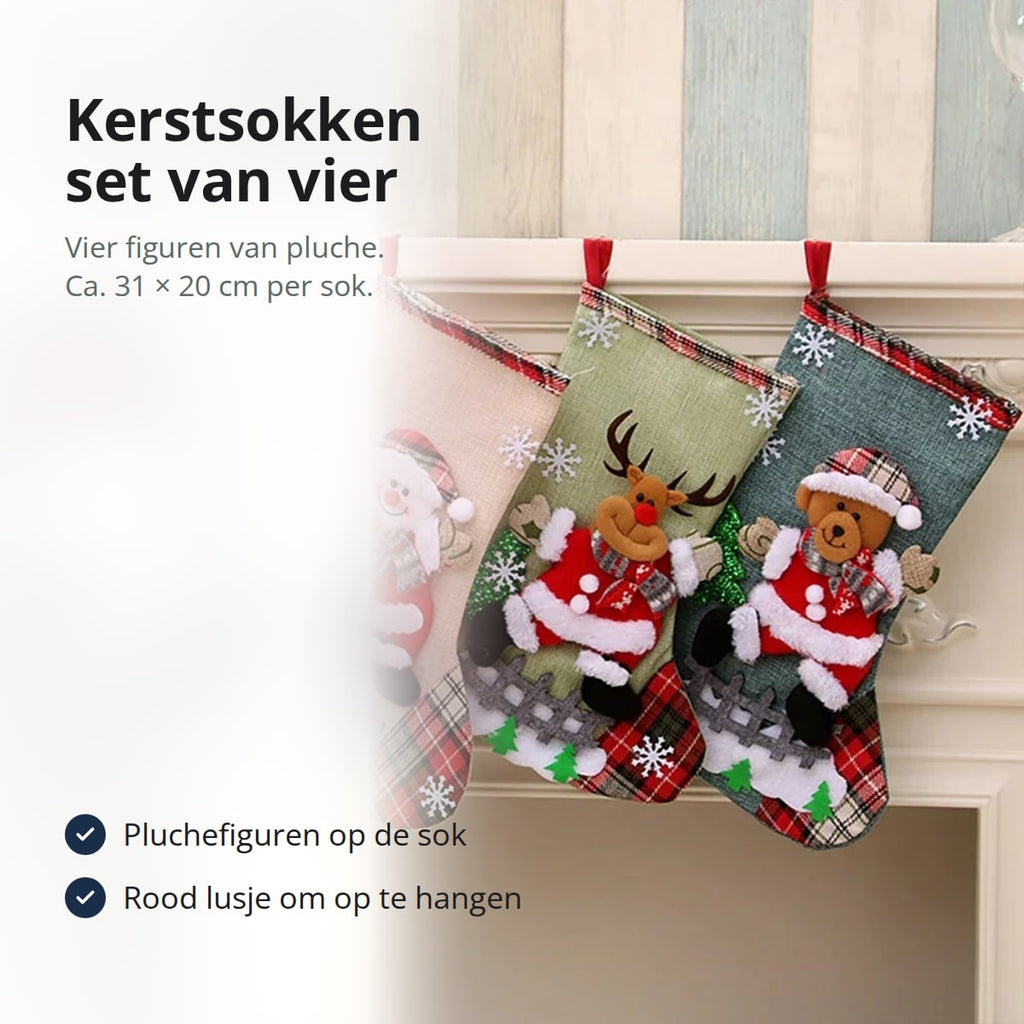 Vier kerstsokken met figuren van pluche, met tekst: set van vier, ca. 31 × 20 cm per sok