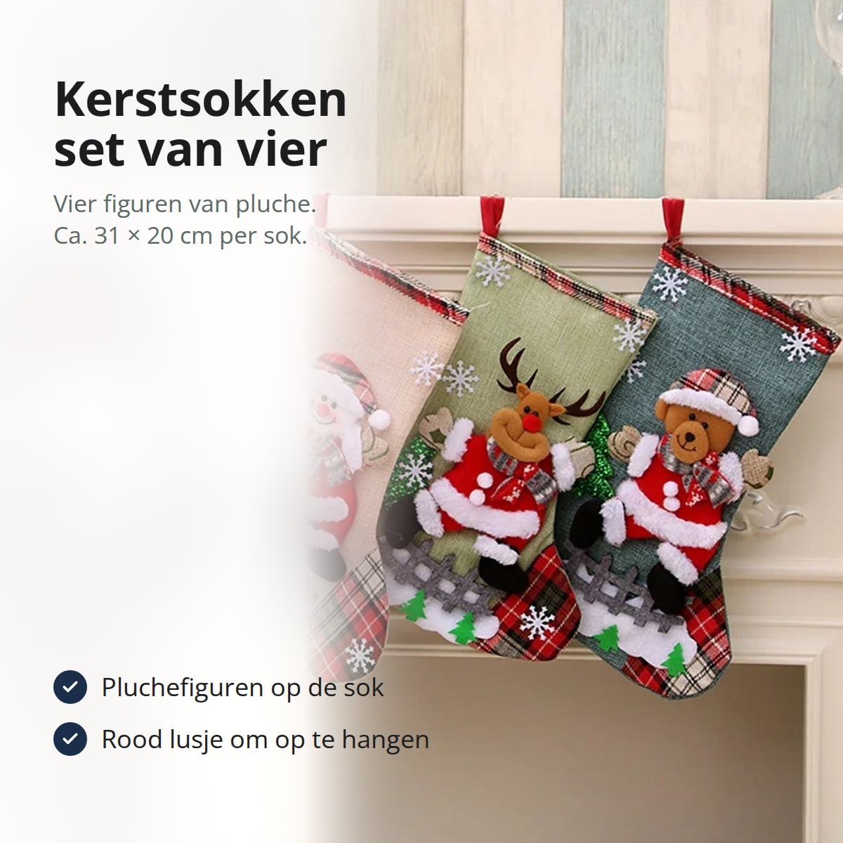 Vier kerstsokken met figuren van pluche, met tekst: set van vier, ca. 31 × 20 cm per sok