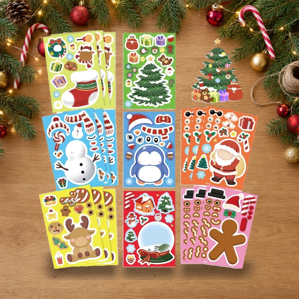 24 vellen kerststickers op een versierde kersttafel