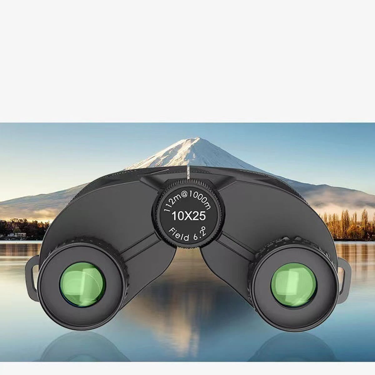 De markering op het focuswiel van de verrekijker, met bergen en water op de achtergrond