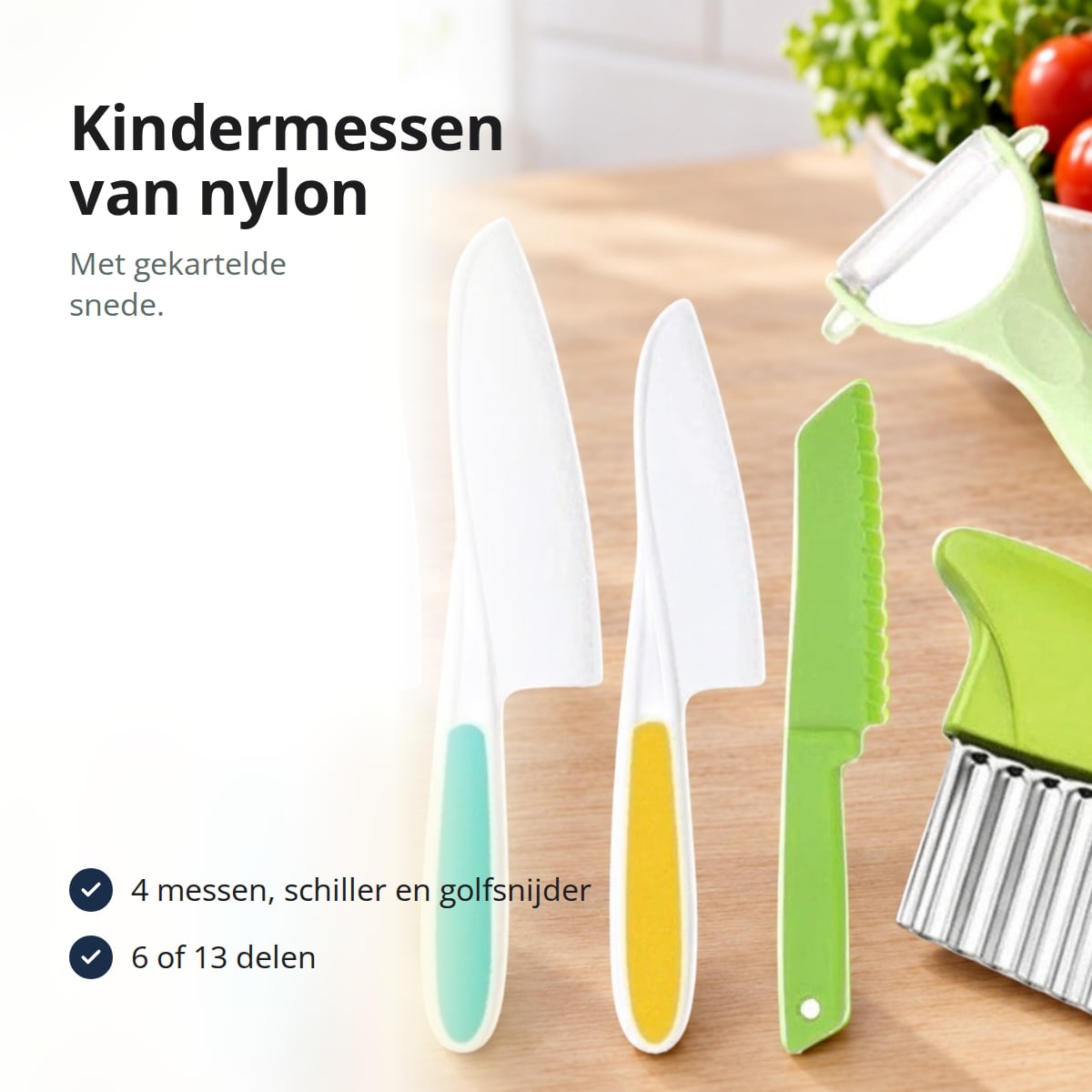 Kindermes set met vier nylon messen, dunschiller en golfsnijder op een aanrecht, met de tekst: 4 messen, dunschiller en golfsnijder, 6 of 13 delen