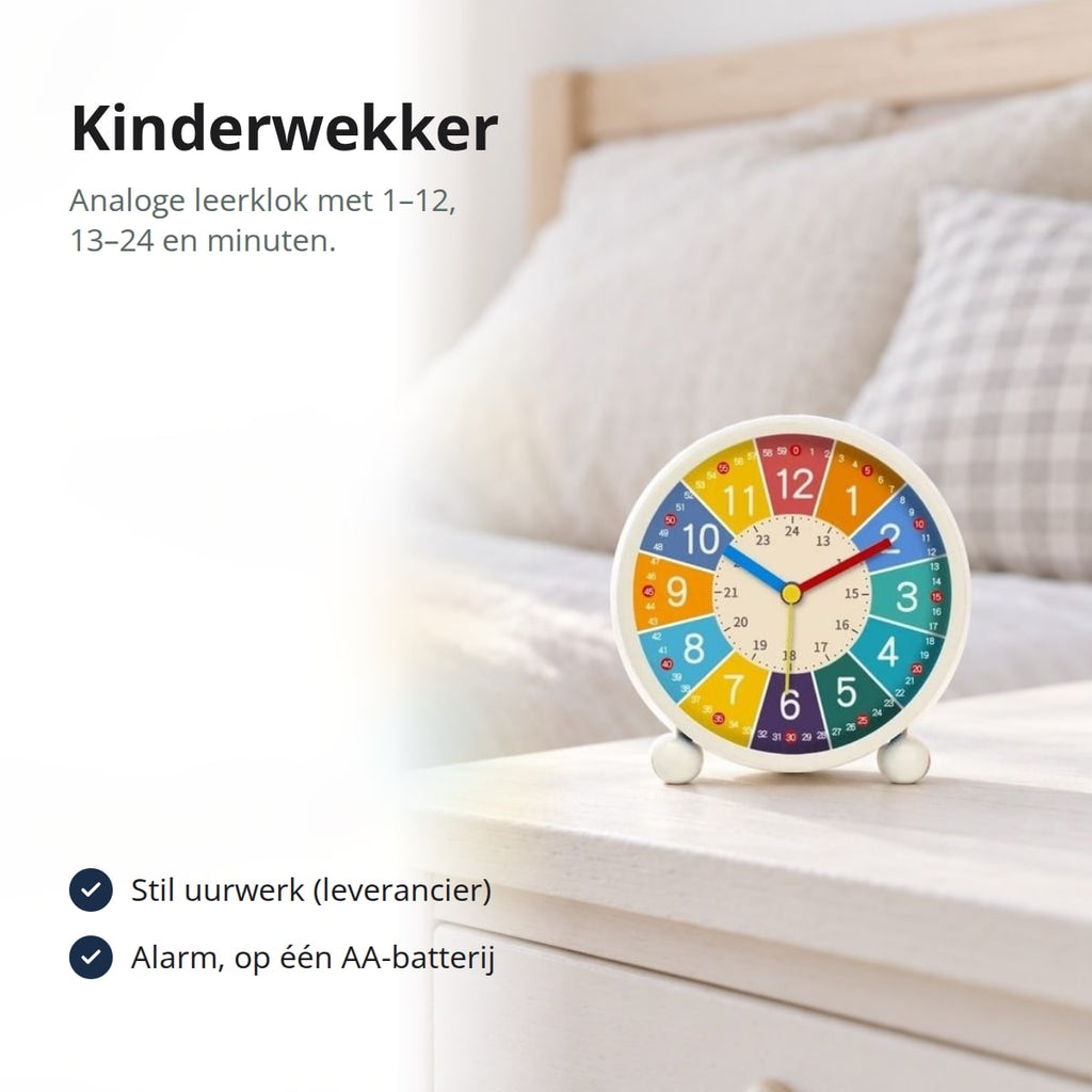 Kinderwekker met kleurige wijzerplaat op een nachtkastje in een lichte kinderkamer, met de tekst: kinderwekker, analoge leerklok met 1–12, 13–24 en minuten; stil uurwerk volgens de leverancier; alarm, op één AA-batterij