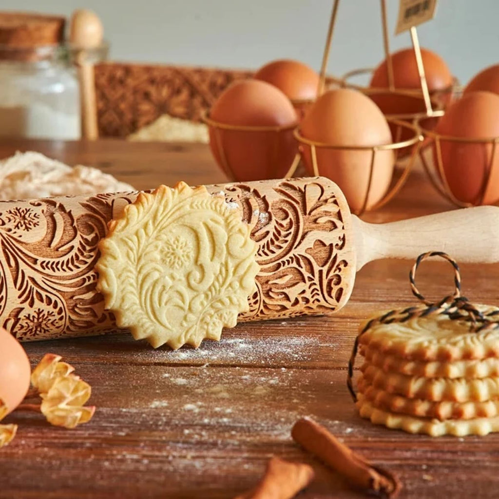 Koekje met ingedrukt bloemenpatroon voor een houten deegroller met gegraveerd patroon