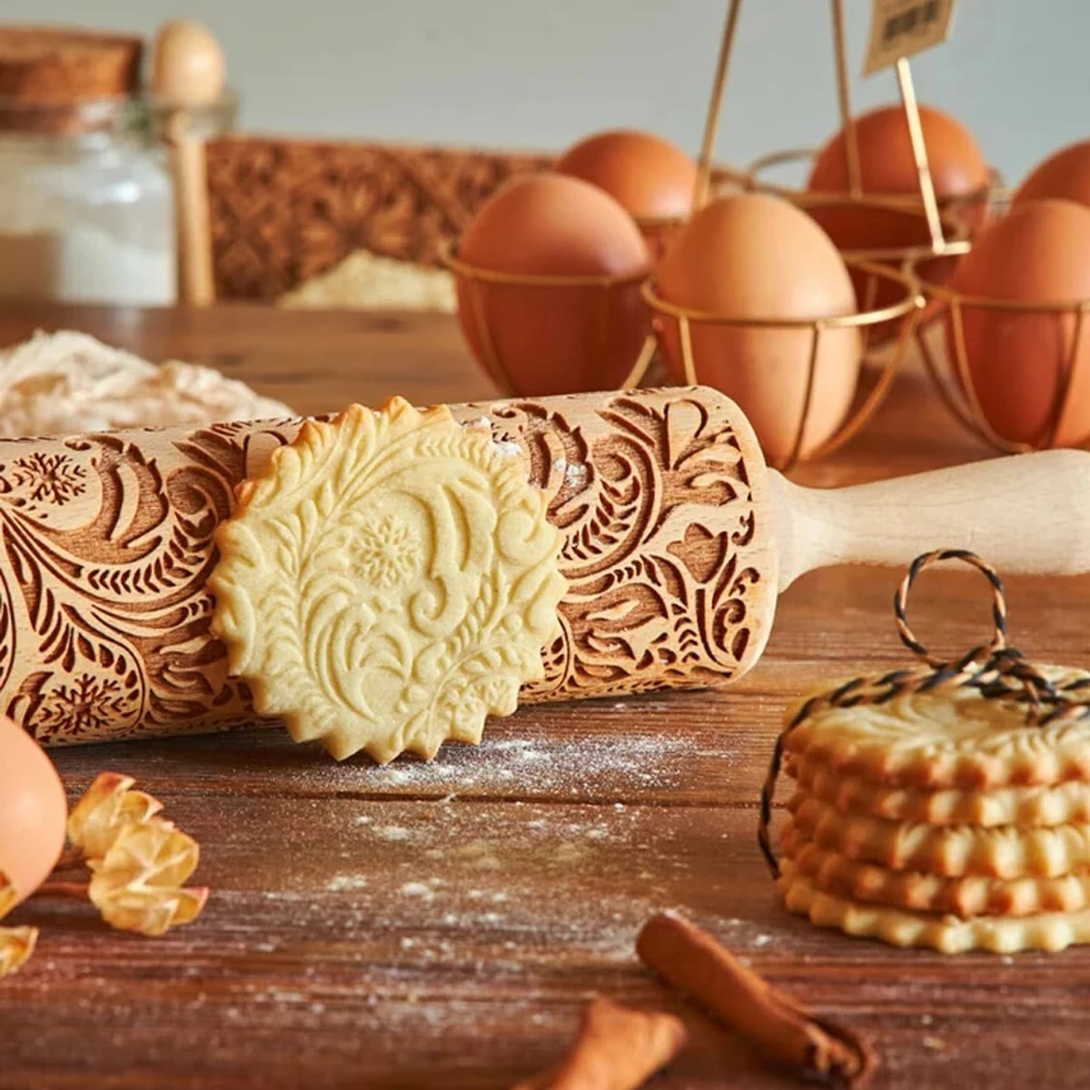 Koekje met ingedrukt bloemenpatroon voor een houten deegroller met gegraveerd patroon