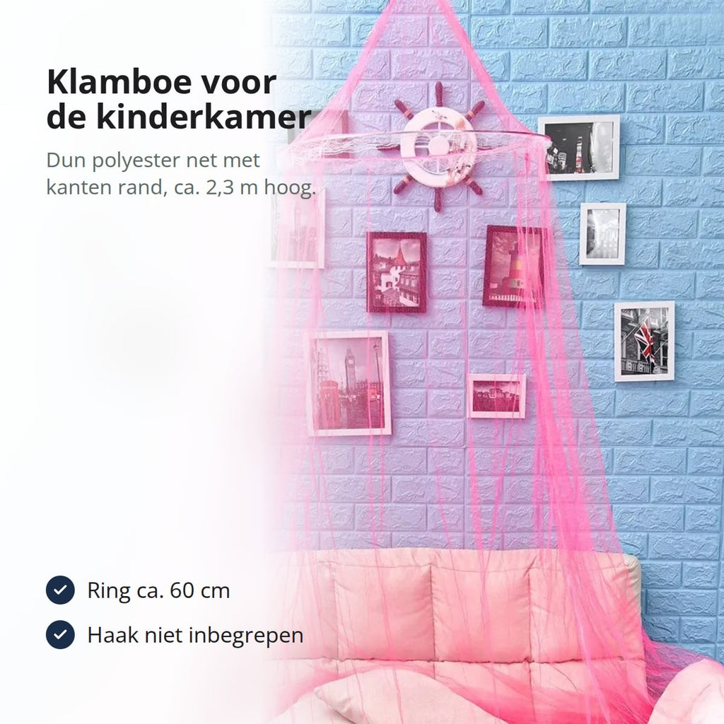 Roze klamboe van dun net boven een roze bank voor een lichtblauwe bakstenen muur, met de tekst: klamboe voor de kinderkamer, dun polyester net met kanten rand, ca. 2,3 m hoog; ring ca. 60 cm; haak niet inbegrepen