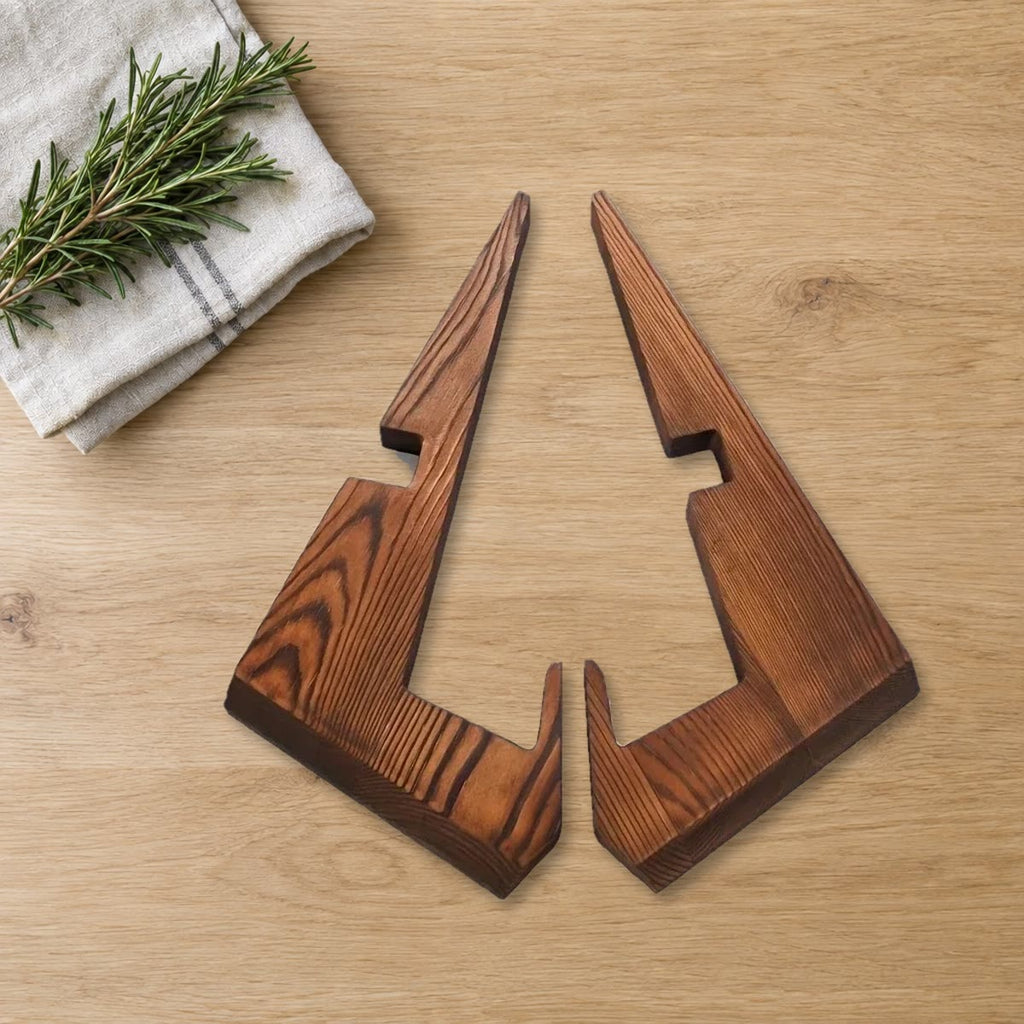 De twee delen van de houten kookboekstandaard naast elkaar op een eikenhouten werkblad