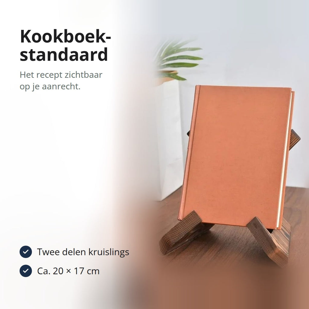 Kookboekstandaard van donker hout met een gesloten boek erop, op een houten tafel