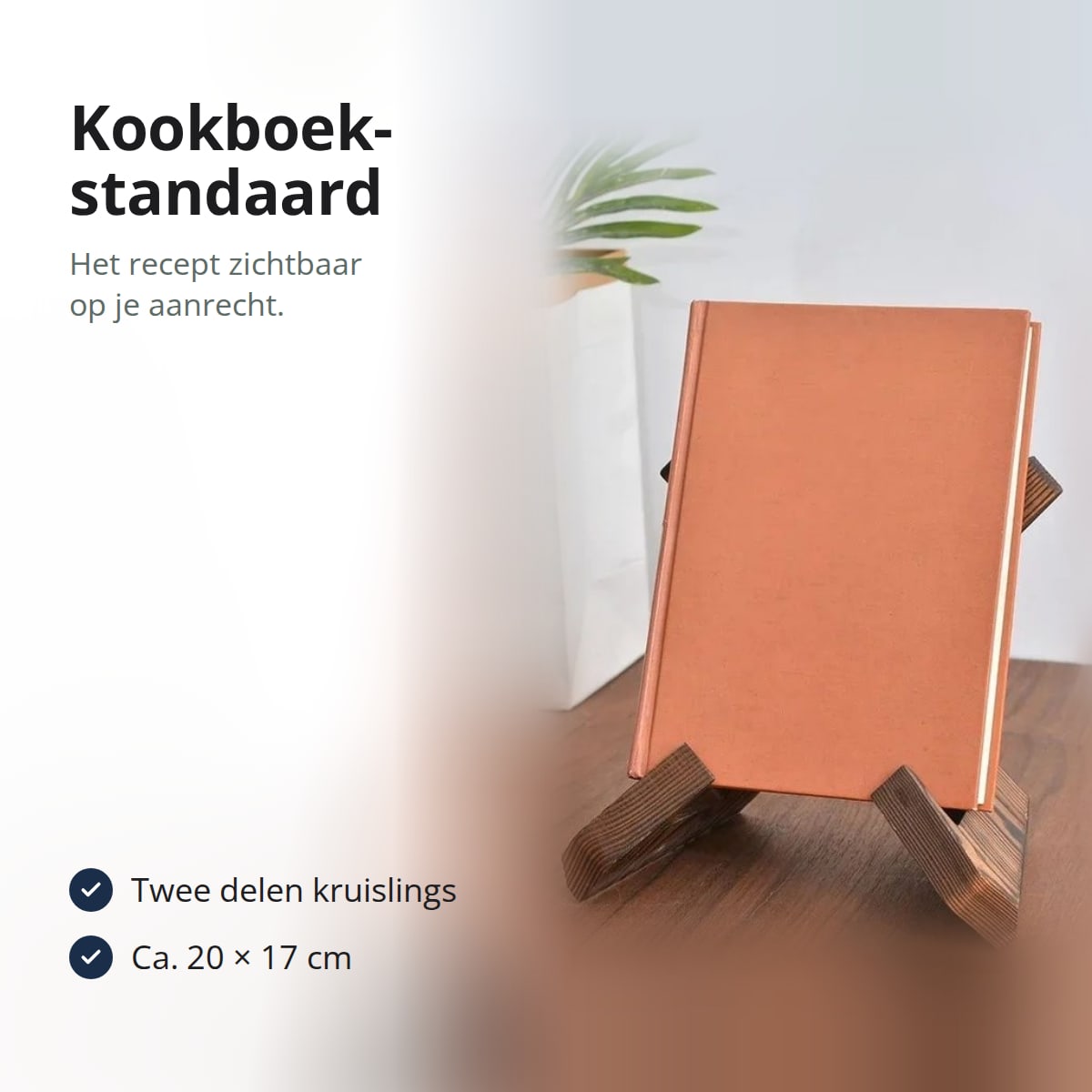 Kookboekstandaard van donker hout met een gesloten boek erop, op een houten tafel