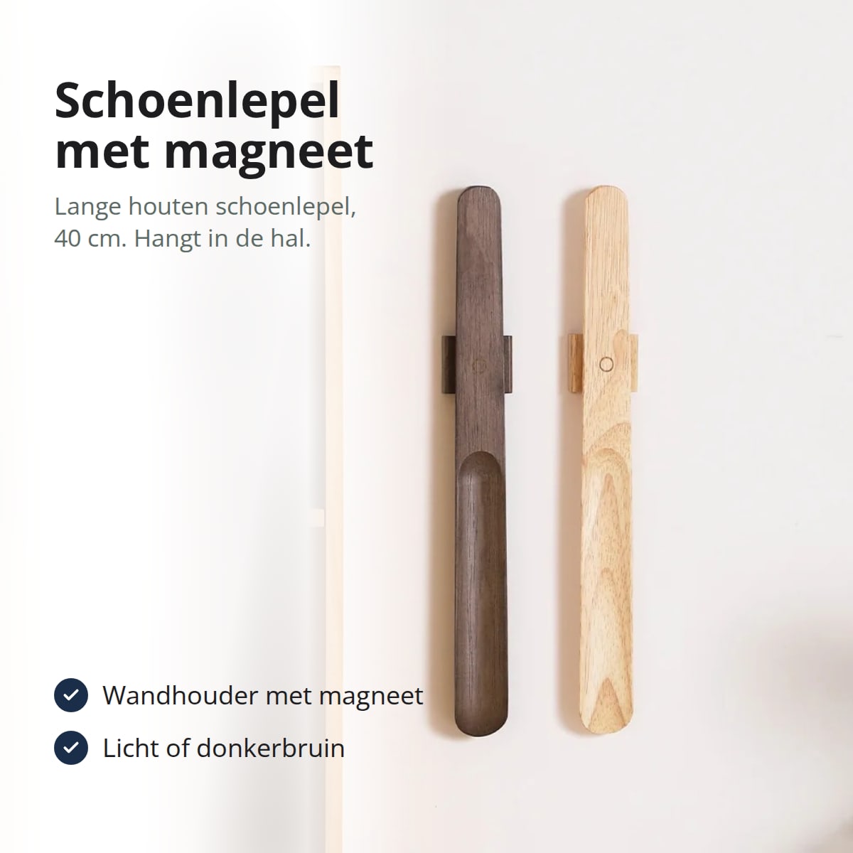 Houten schoenlepel met magneet in donkerbruin en licht, opgehangen aan wandhouders, met de tekst: lange houten schoenlepel van 40 cm, wandhouder met magneet, licht of donkerbruin