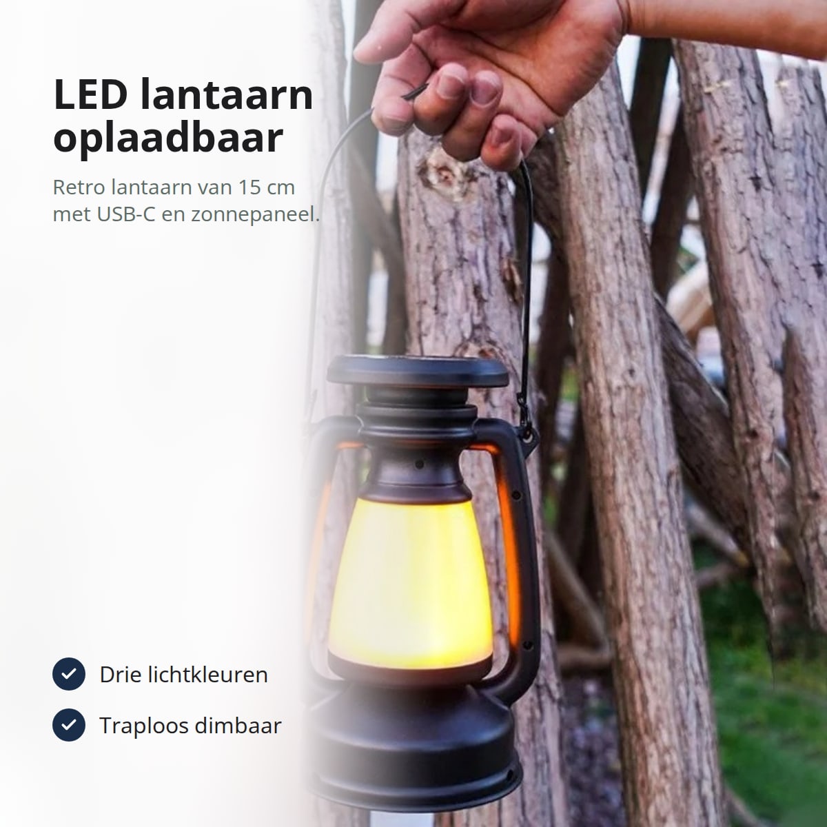 Zwarte retro LED lantaarn met warm licht aan een tak, met de tekst: LED lantaarn oplaadbaar, retro lantaarn van 15 cm met USB-C en zonnepaneel; drie lichtkleuren; traploos dimbaar