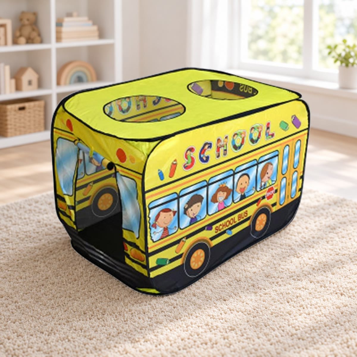 Gele speeltent in de vorm van een schoolbus op een beige vloerkleed in een lichte kinderkamer