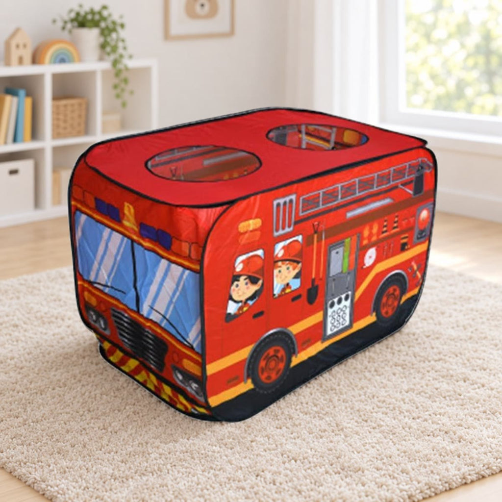 Rode speeltent in de vorm van een brandweerauto op een vloerkleed in een kinderkamer