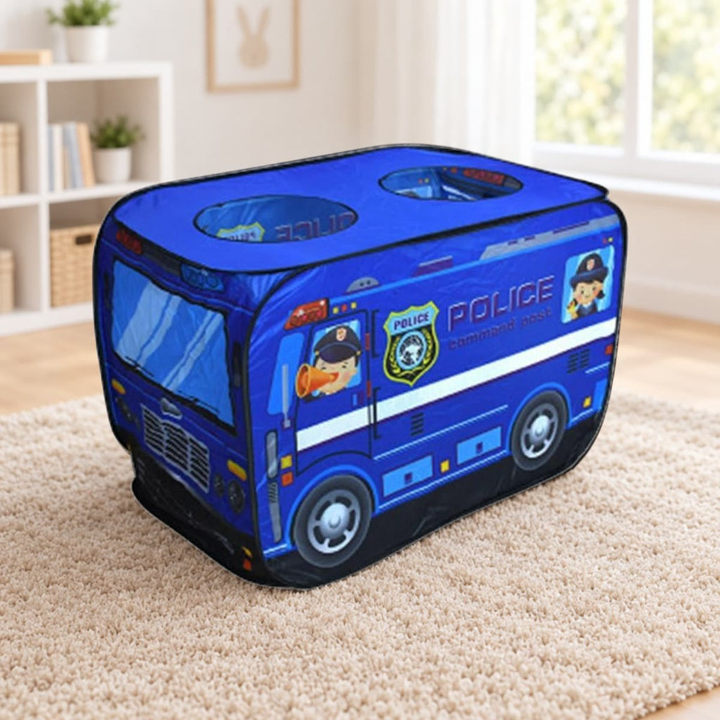 Blauwe speeltent in de vorm van een politieauto op een vloerkleed in een kinderkamer