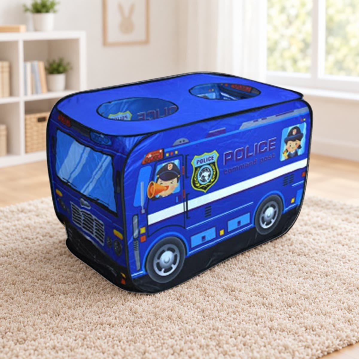 Blauwe speeltent in de vorm van een politieauto op een vloerkleed in een kinderkamer