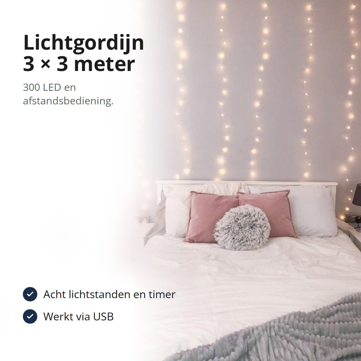 Lichtgordijn met warmwitte ledlampjes aan de muur achter een bed, met de tekst: acht lichtstanden en timer, werkt via USB