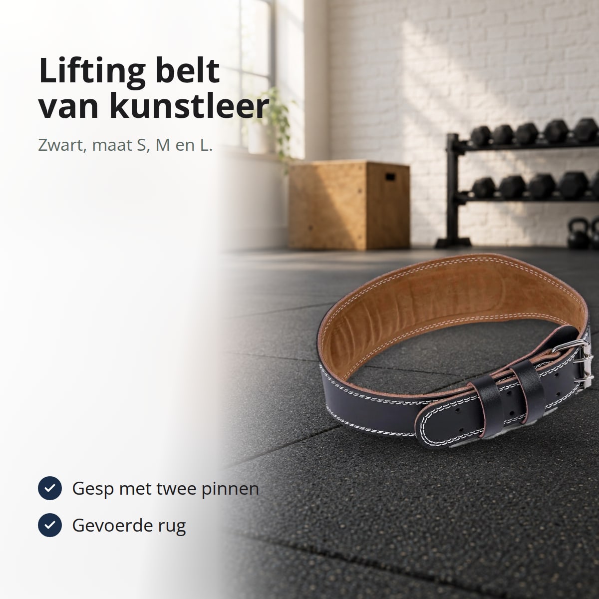 Zwarte lifting belt van kunstleer met bruine binnenkant op een rubberen sportschoolvloer, met de tekst: gesp met twee pinnen, gevoerde rug