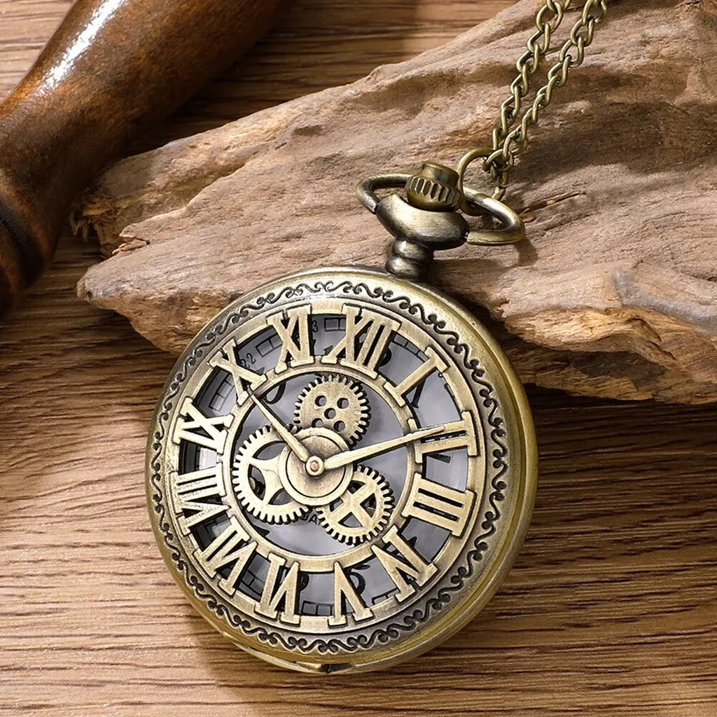 Close-up van het opengewerkte deksel met Romeinse cijfers en tandwielen van een zakhorloge
