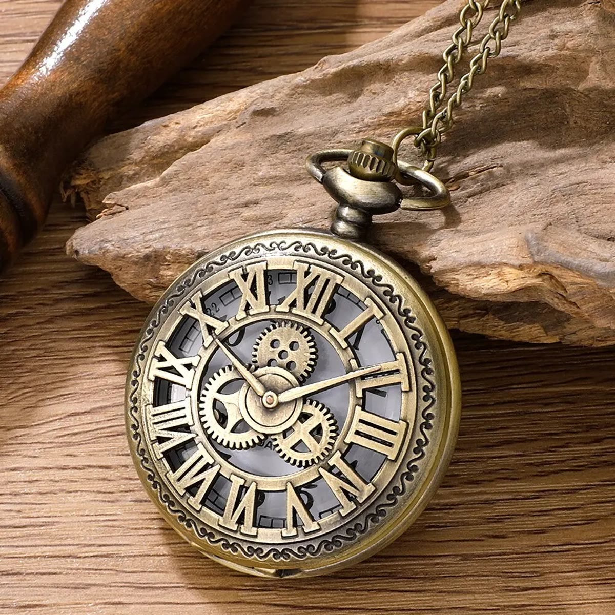 Close-up van het opengewerkte deksel met Romeinse cijfers en tandwielen van een zakhorloge
