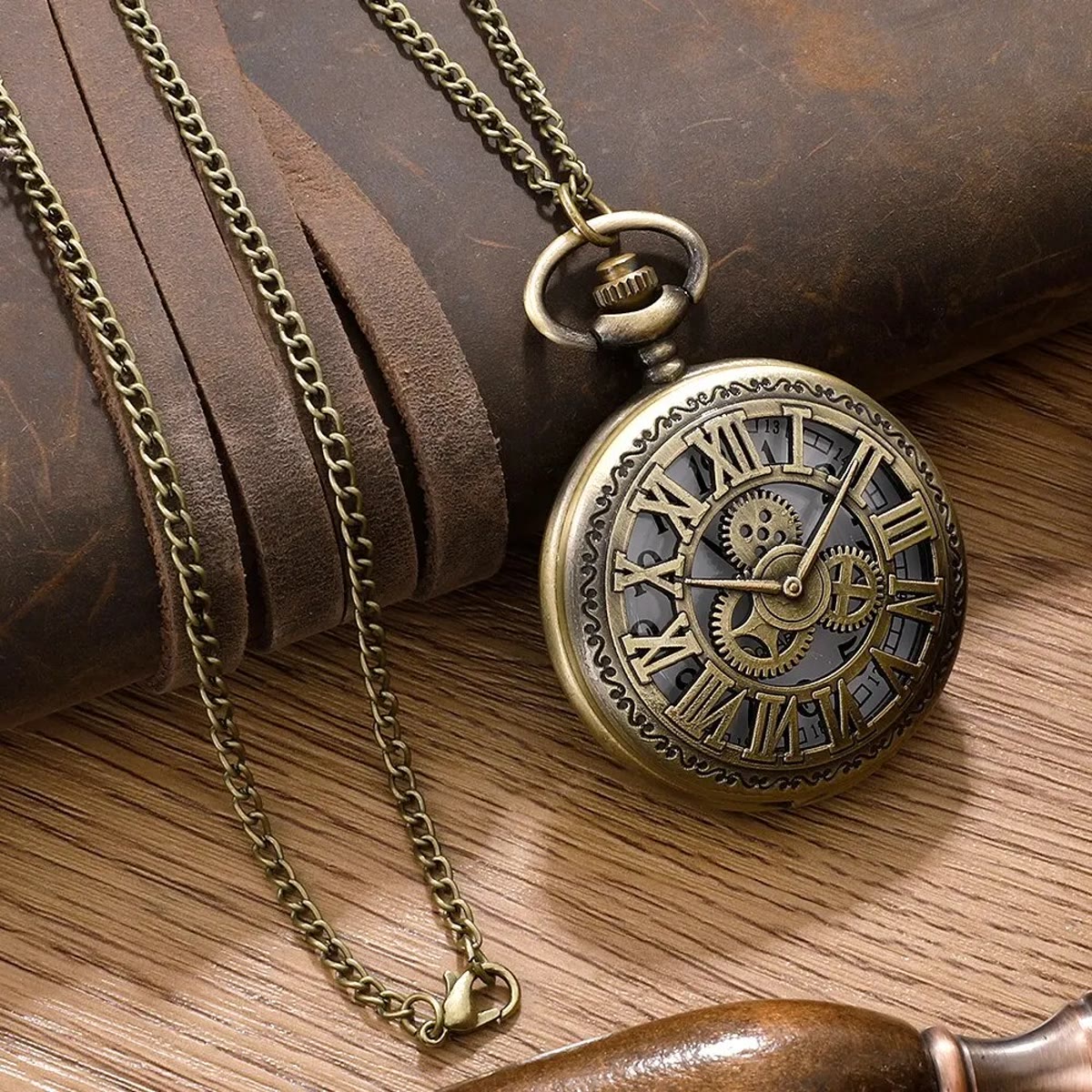 Gesloten bronskleurig zakhorloge dat aan de ketting hangt voor een rol leer
