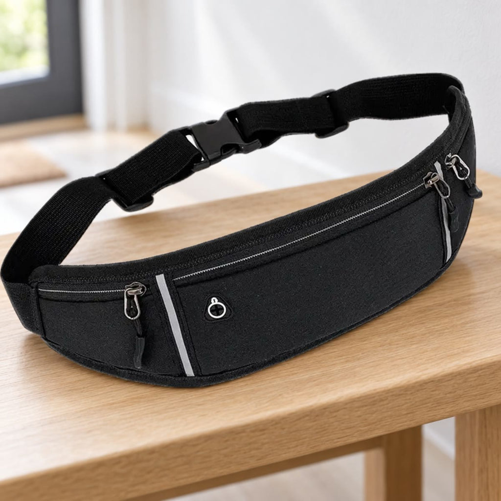 Running belt voor je telefoon met reflecterende streep en gaatje voor het snoer op een bankje in de gang