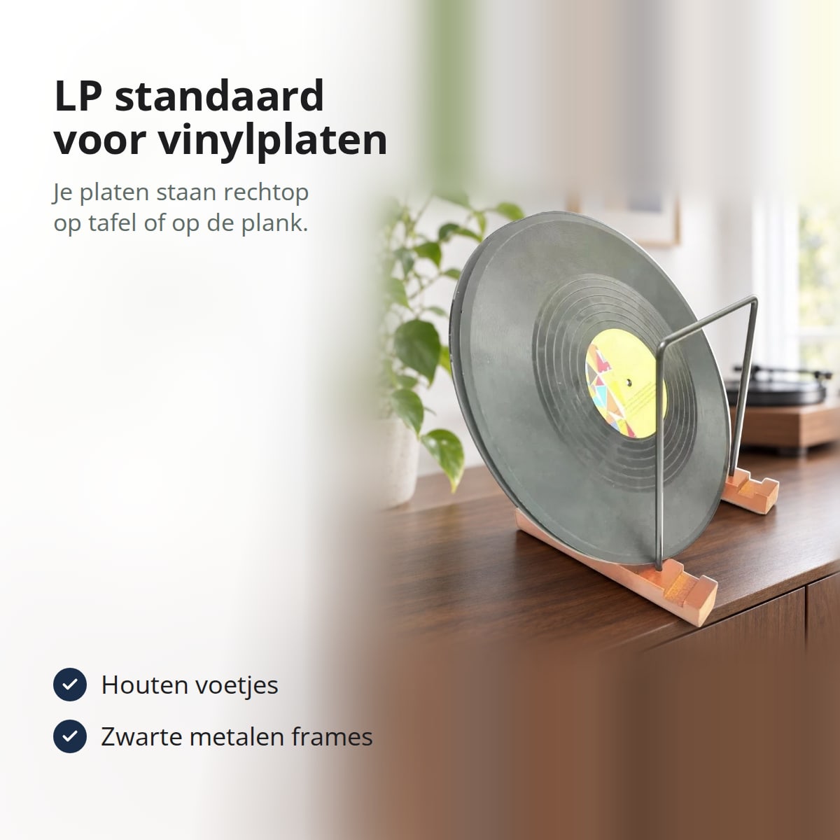 LP standaard met een vinylplaat op een notenhouten dressoir, met de tekst: LP standaard voor vinylplaten, je platen staan rechtop op tafel of op de plank; houten voetjes; zwarte metalen frames