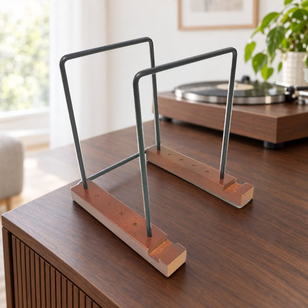 Lege LP standaard met twee houten voetjes en twee zwarte metalen frames op een dressoir bij een platenspeler
