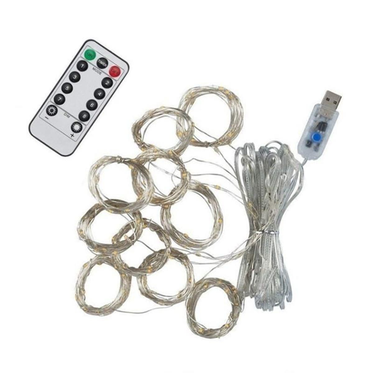 Het opgerolde lichtgordijn met de afstandsbediening en de USB-stekker ernaast