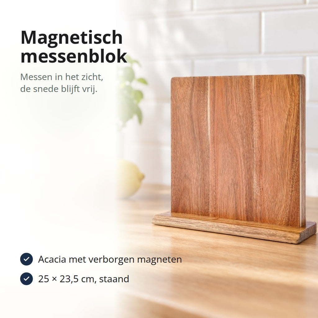 Magnetisch messenblok van acaciahout op een houten aanrecht, met de tekst: acacia met verborgen magneten, 25 × 23,5 cm, staand