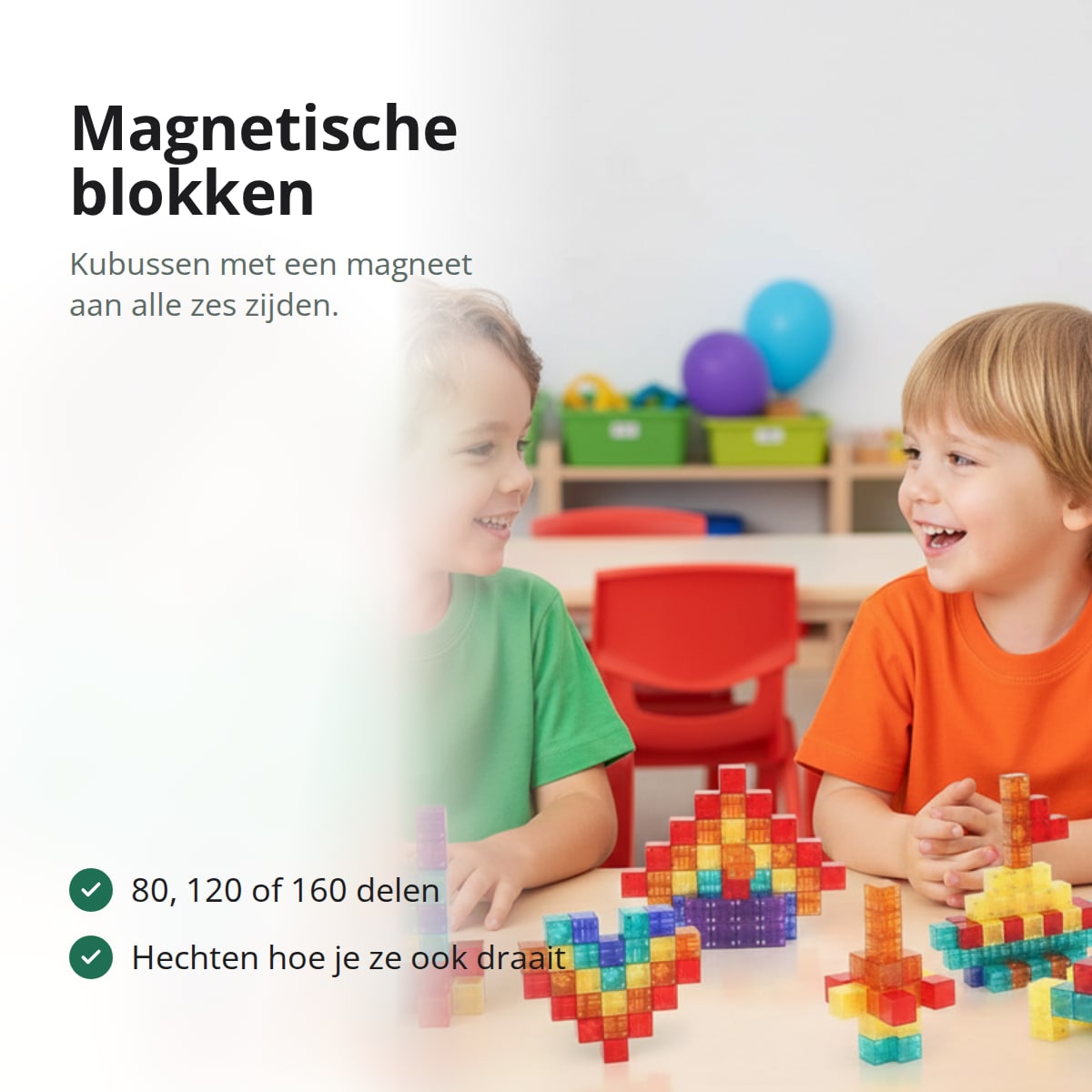 Twee kinderen bouwen aan tafel met doorzichtige magnetische blokken in kubusvorm