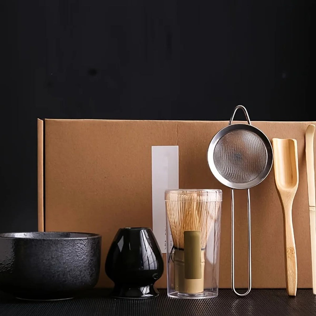 Matcha set in zwart met kom, gardehouder, bamboe garde, zeef en bamboe lepels voor de geschenkdoos