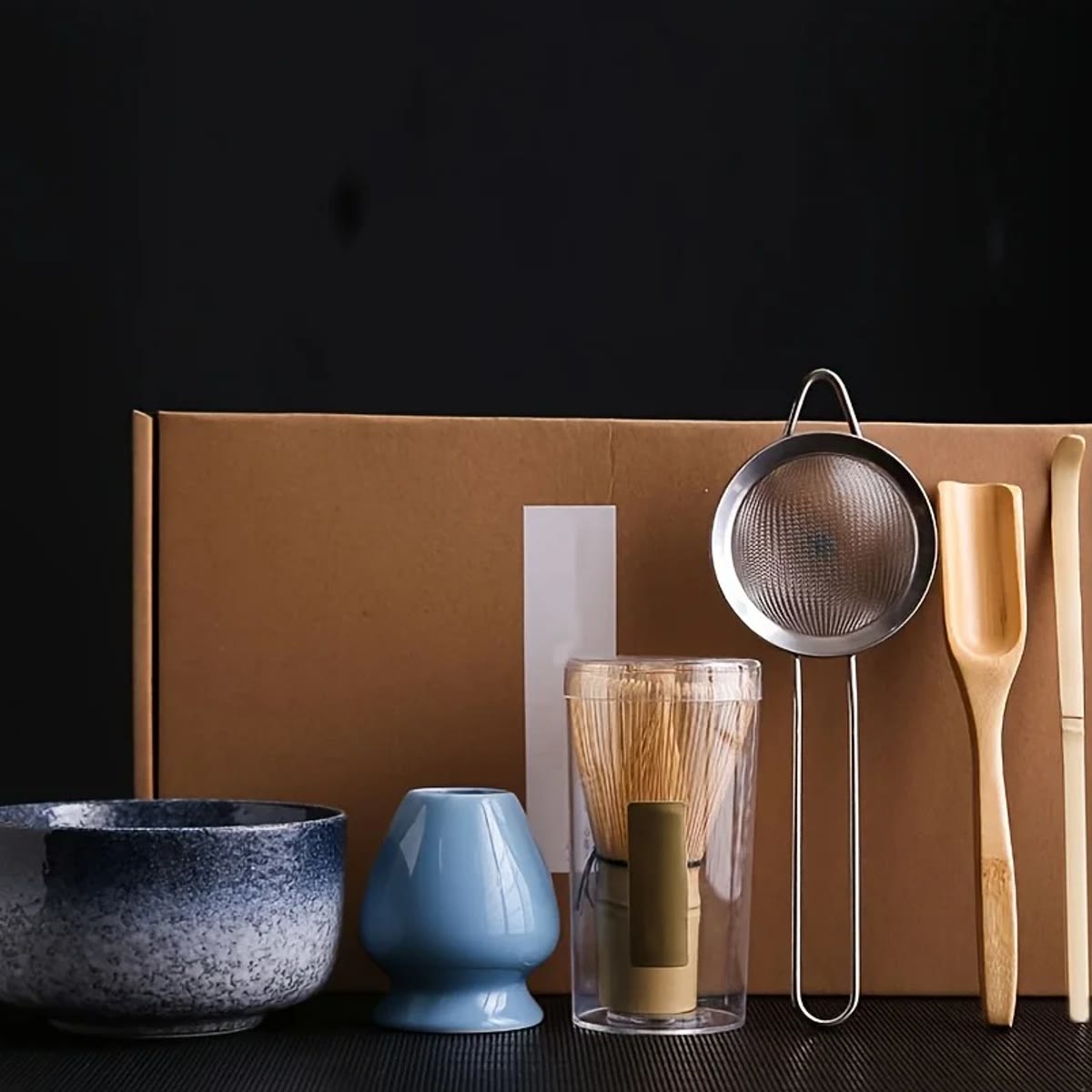 Matcha set in blauw met kom, gardehouder, bamboe garde, zeef en twee bamboe lepels