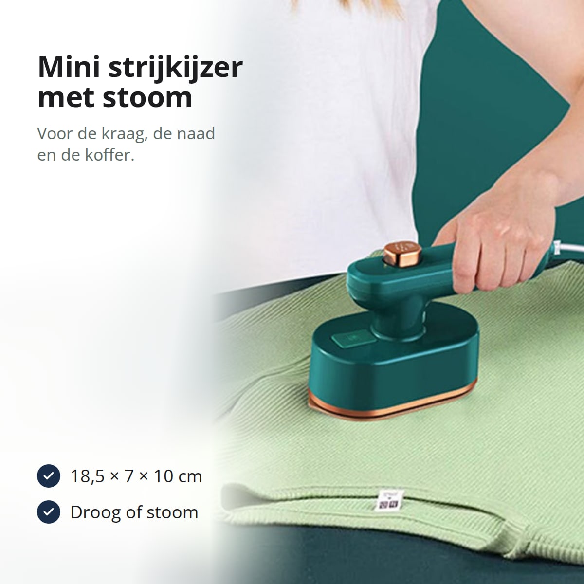 Hand die een groene trui strijkt met het groene mini strijkijzer, met de tekst: mini strijkijzer met stoom, voor de kraag, de naad en de koffer; 18,5 × 7 × 10 cm; droog of stoom